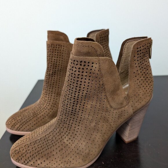 Vince Camuto - Picture 1 of 4